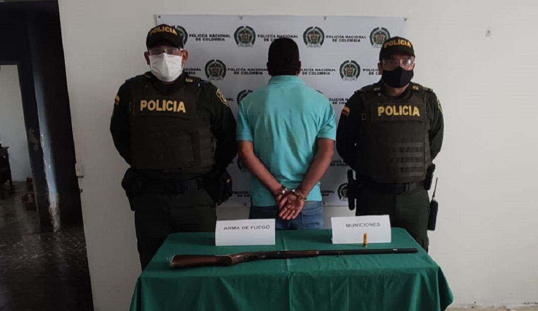 Capturado por porte ilegal de arma de fuego.