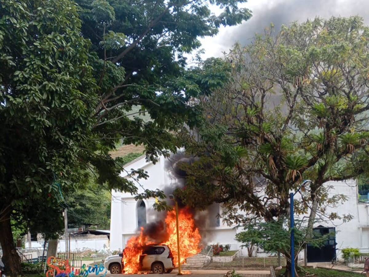 Camioneta incinerada por la comunidad en zona rural de Neiva, seria utilizada para cometer delitos