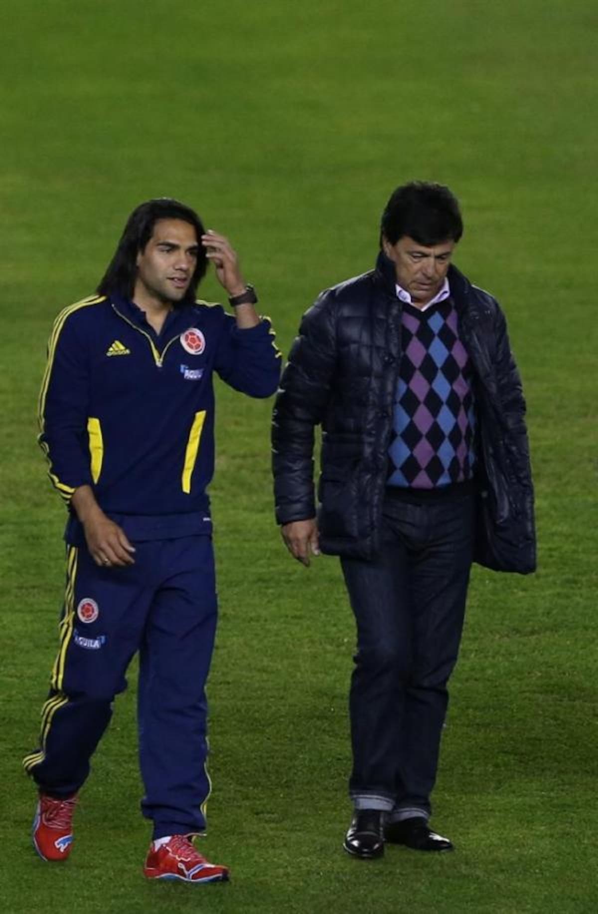 Falcao conversa con Daniel Pasarella. Foto: EFE