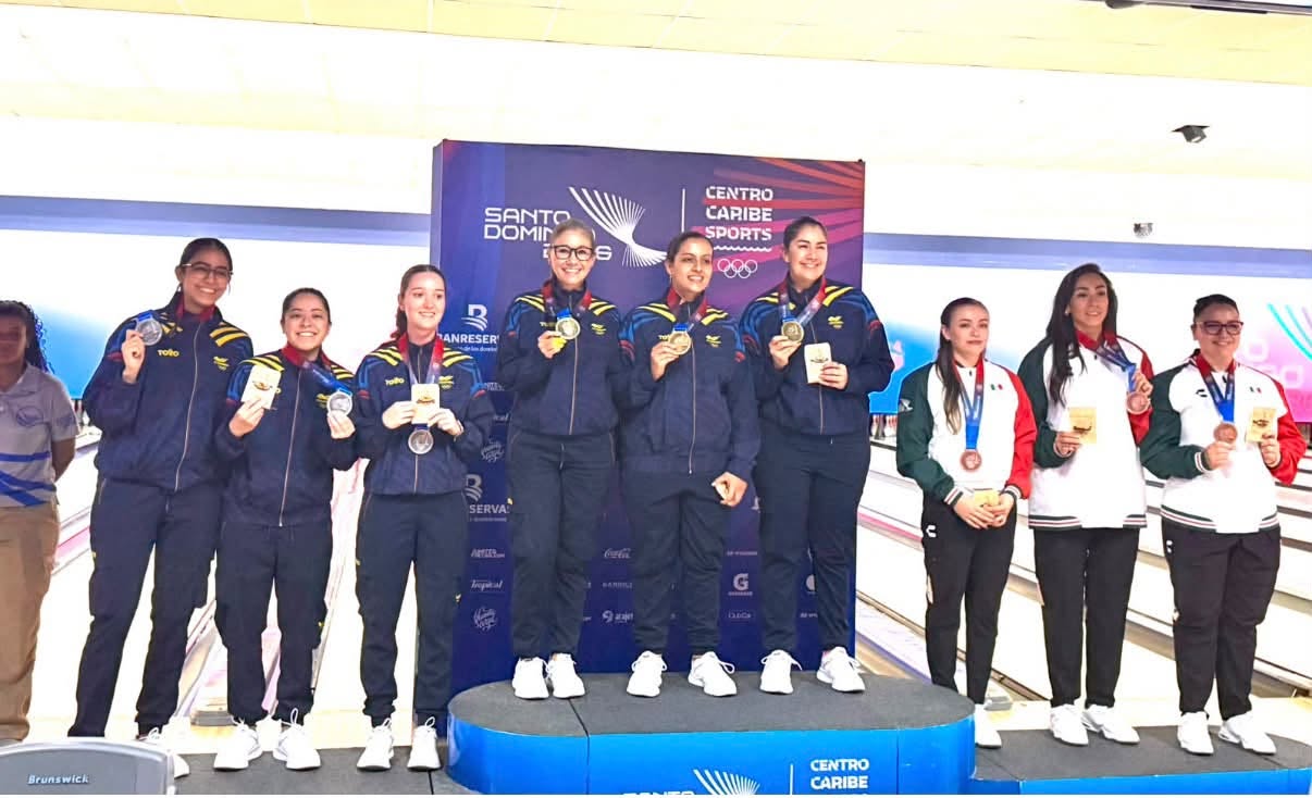 Clara Juliana Guerrero y su segunda medalla de oro en categroia tríos femenino en bolos en los Juegos Centro Americanos. Foto: Cortesía Federación Colombiana de Bowling