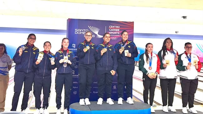 Clara Juliana Guerrero y su segunda medalla de oro en categroia tríos femenino en bolos en los Juegos Centro Americanos. Foto: Cortesía Federación Colombiana de Bowling