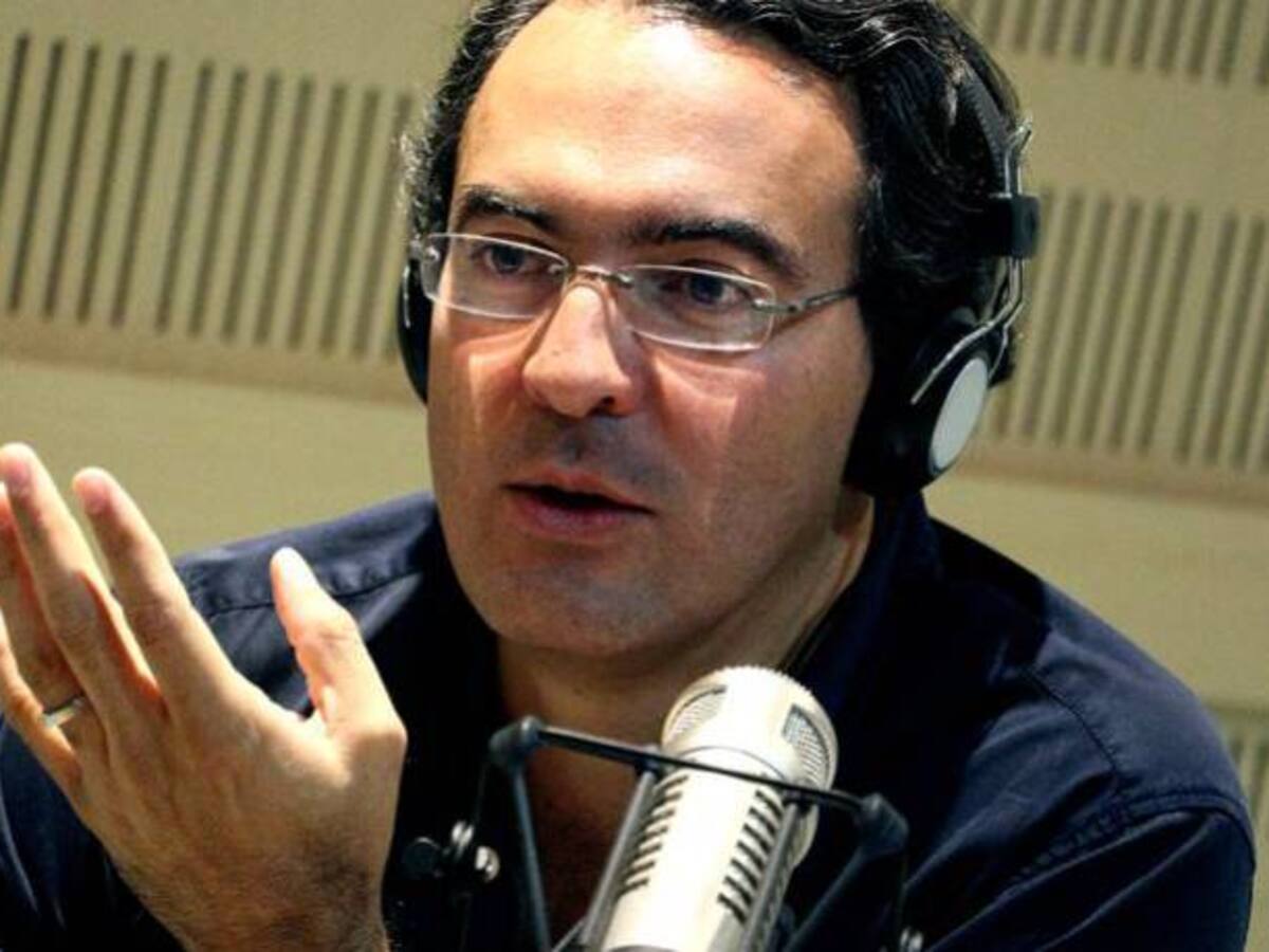 Juan Gabriel Vásquez saluda a Caracol Radio en sus 70 años