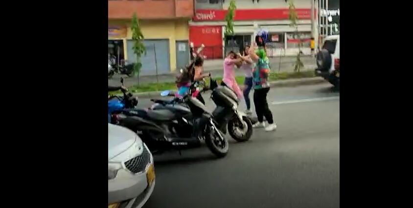 Pelea entre mujeres- captura pantalla video Denuncias Antioquia