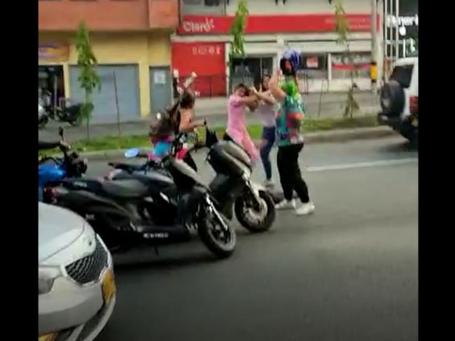 Pelea entre mujeres- captura pantalla video Denuncias Antioquia