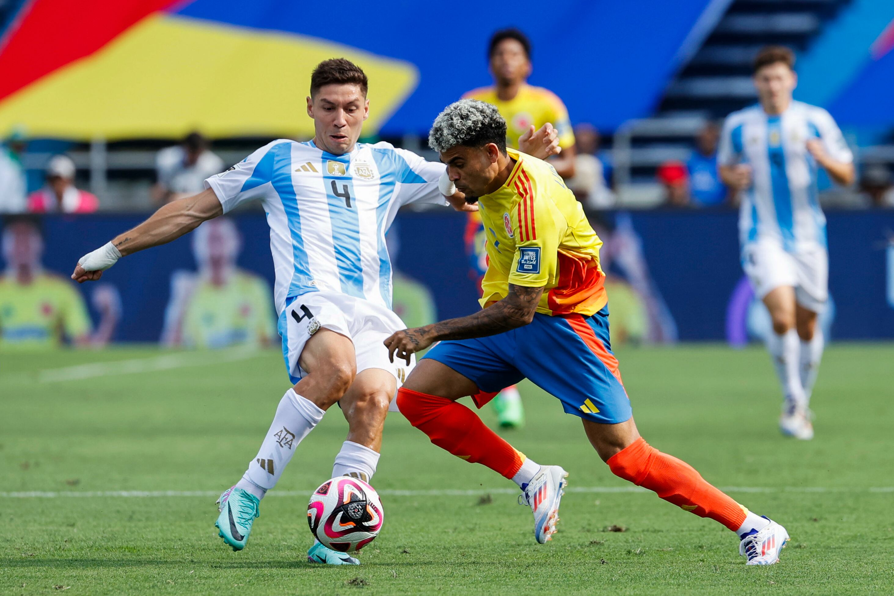 AMDEP6651. BARRANQUILLA (COLOMBIA), 10/09/2024.- Luis Díaz (d) de Colombia disputa el balón con Gonzalo Montiel de Argentina este martes, en un partido de las eliminatorias sudamericanas para el Mundial de 2026 entre Colombia y Argentina en el estadio Metropolitano en Barranquilla (Colombia). EFE/ Mauricio Dueñas Castañeda