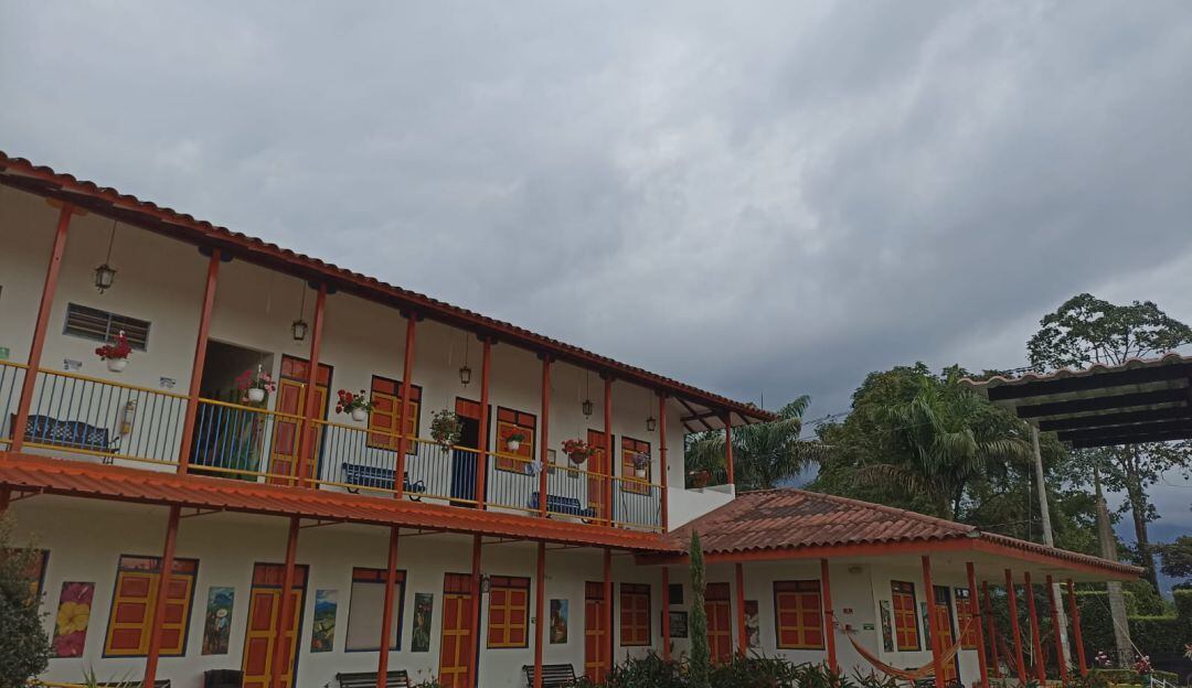 Fincas cafeteras en días de cielo nublado en el Quindío