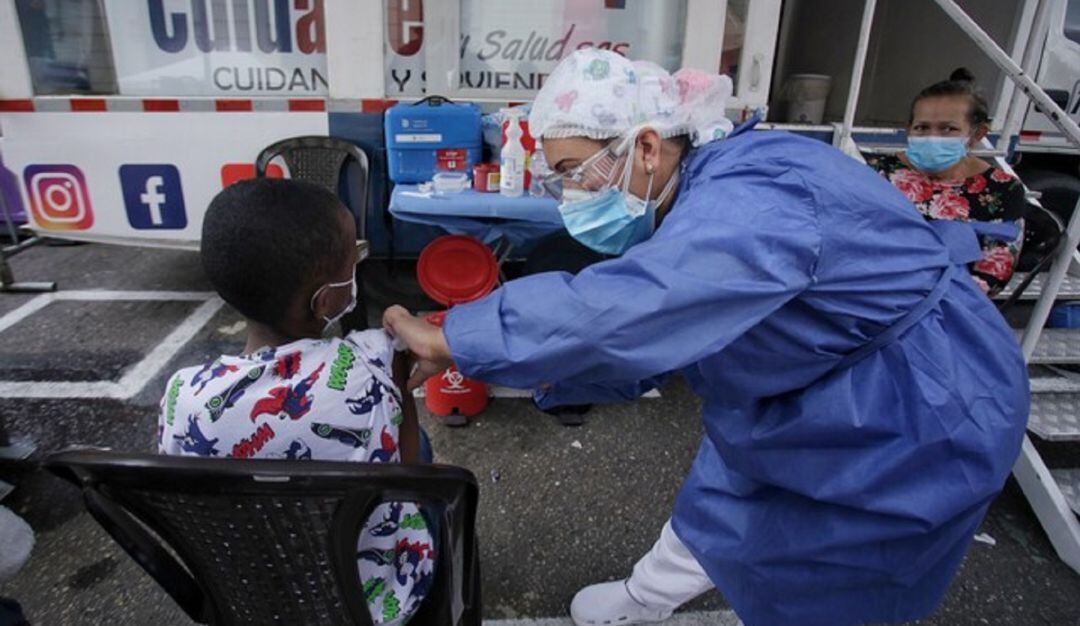 Cifra de contagios de COVID-19 continúa disminuyendo levemente en Colombia