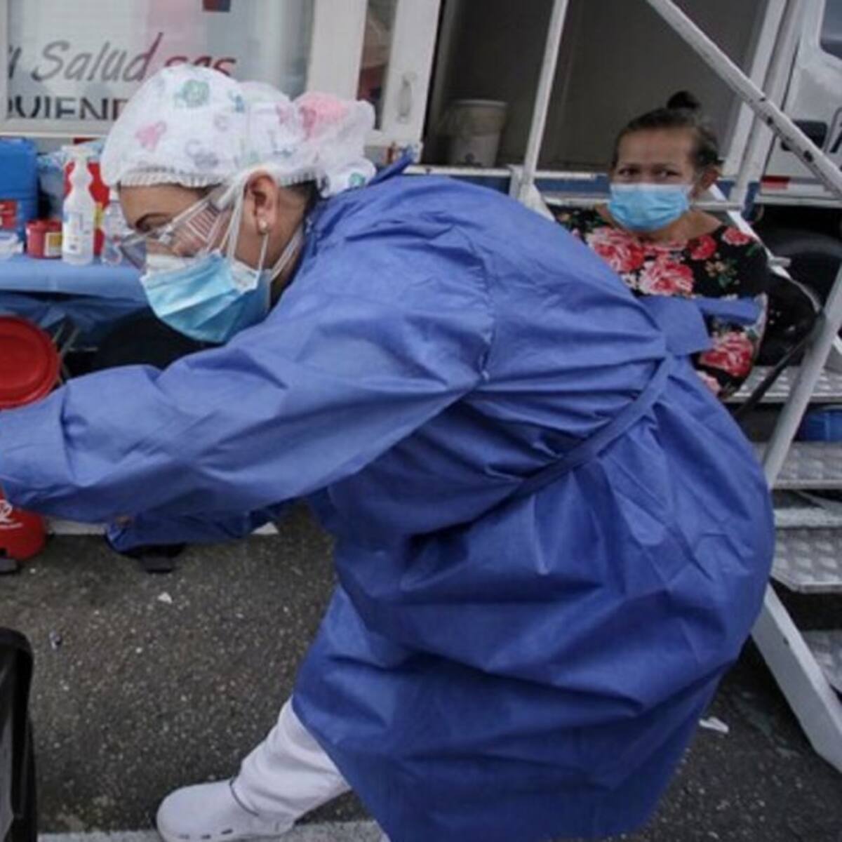Cifra de contagios de COVID-19 continúa disminuyendo levemente en Colombia