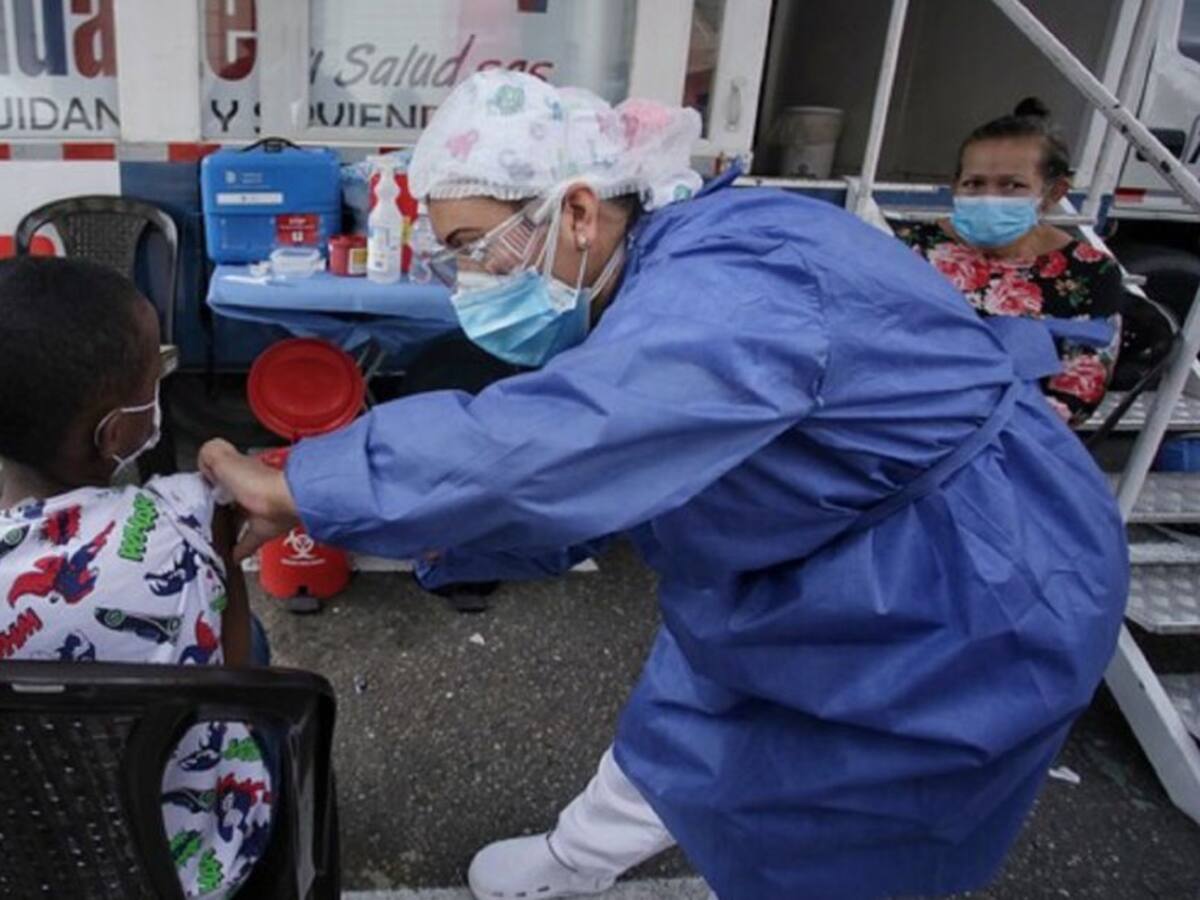 Cifra de contagios de COVID-19 continúa disminuyendo levemente en Colombia