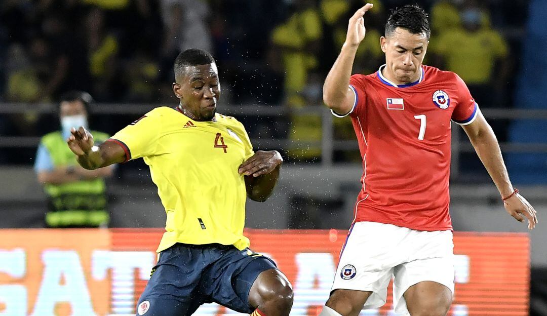 Carlos Cuesta en un duelo por el balón con Iván Morales