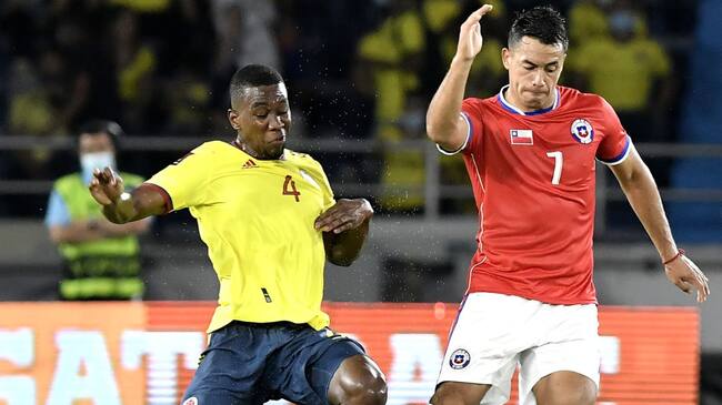 Carlos Cuesta en un duelo por el balón con Iván Morales