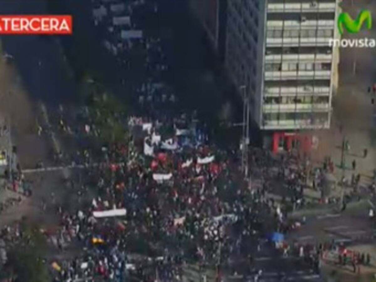 Incendian autobús y bloquean calles en inicio de protestas en Chile