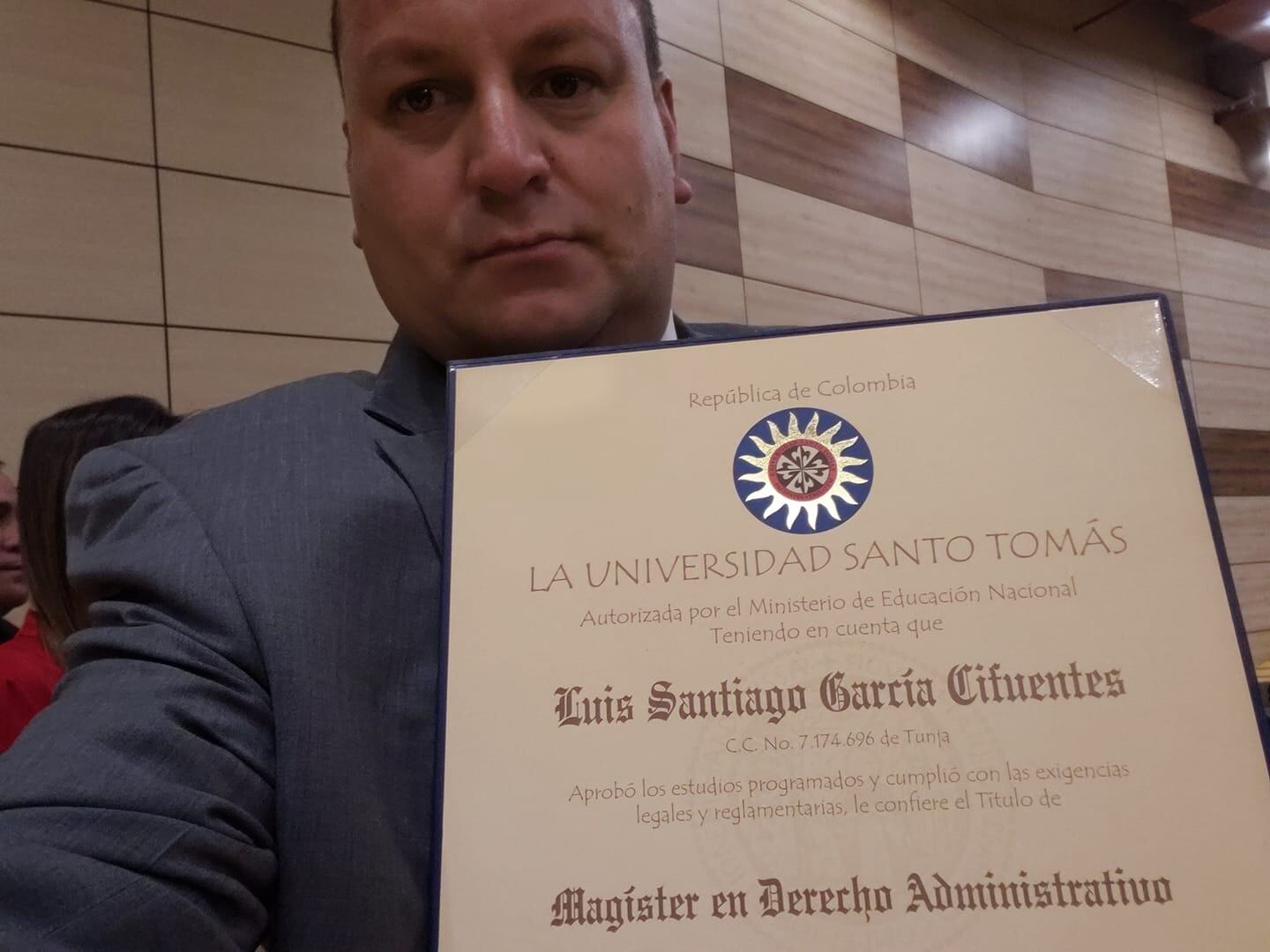 Luis Santiago García Cifuentes, abogado y exalumno del Colegio de Boyacá, asume la dirección de la institución tras ser seleccionado por el alcalde Mikhail Krasnov.