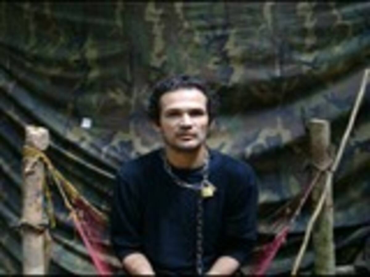 El intendente de la Policía Carlos José Duarte, saluda a sus dos hijos menores. Lleva secuestrado 11 años