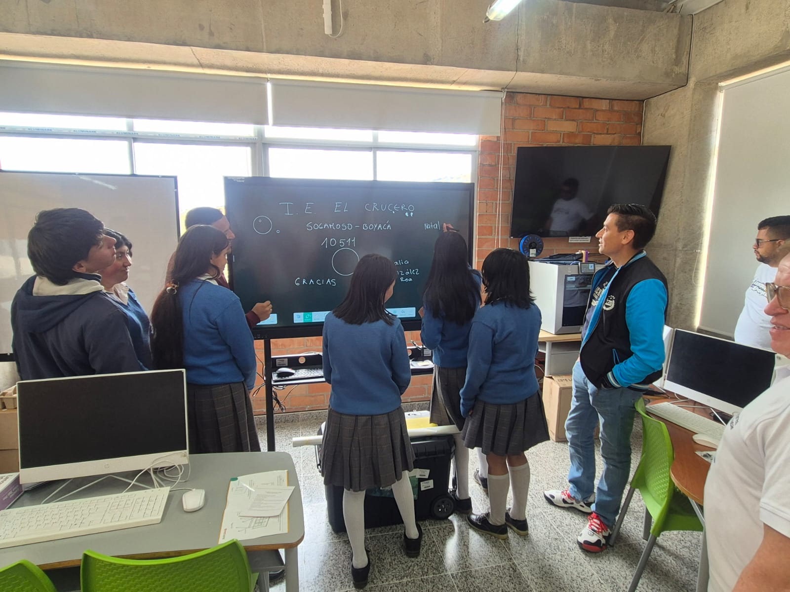 La Secretaría de Educación busca ampliar la cobertura y fortalecer la formación docente para cerrar brechas tecnológicas en el municipio.