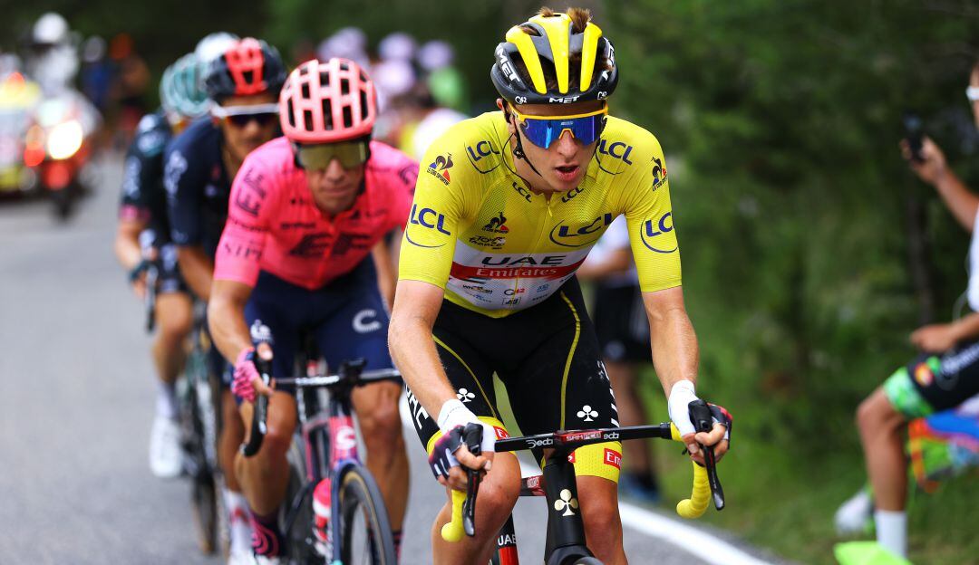 Tadej Pogacar avanza junto a Rigoberto Urán en un ascenso en el Tour de Francia.