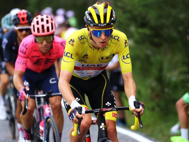 Tadej Pogacar avanza junto a Rigoberto Urán en un ascenso en el Tour de Francia.