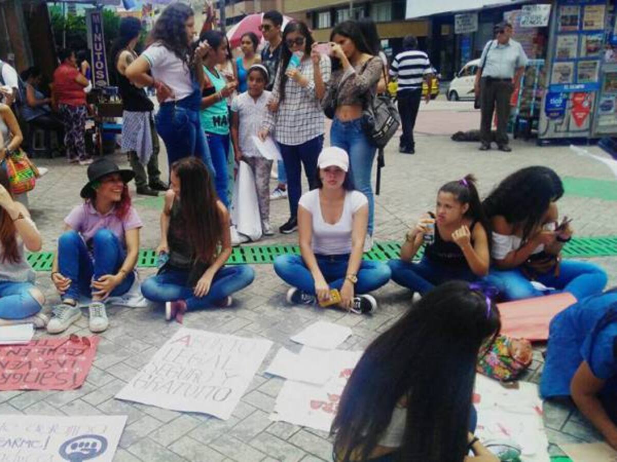 Plantón realizan mujeres de Ibagué para conmemorar su día
