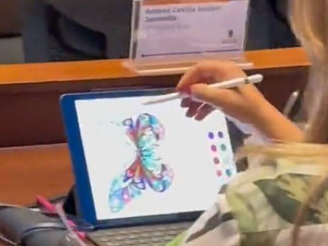 Directora de Planeación de Medellín, Andrea Salazar, pintando mandalas en plena sesión del Concejo de la ciudad. Foto: cortesía.