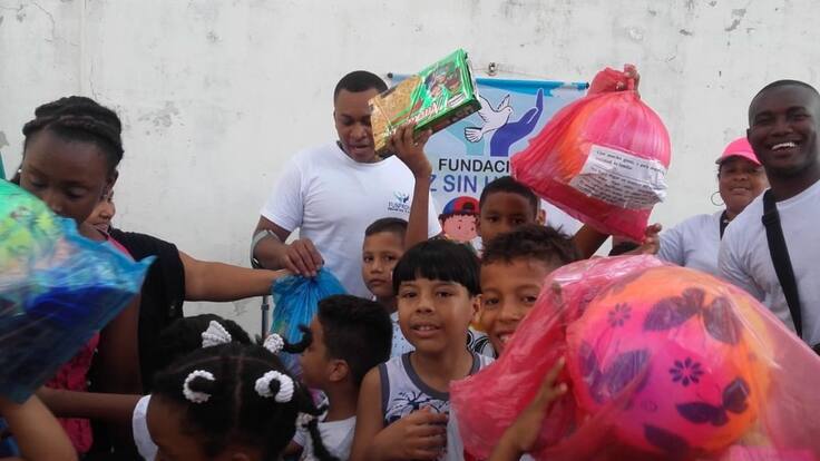 Expolicía herido en atentado al CAI San José entrega regalos a niños