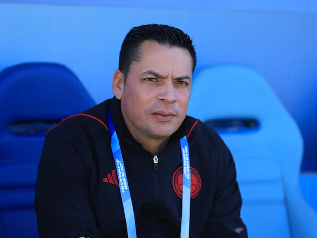 SAN JUAN, ARGENTINA - MAY 31: Head coach of Colombia Hector Cardenas gestures prior the FIFA U-20 World Cup Argentina 2023  Round of 16 match between Colombia and Slovakia at Estadio San Juan on May 31, 2023 in San Juan, Argentina.