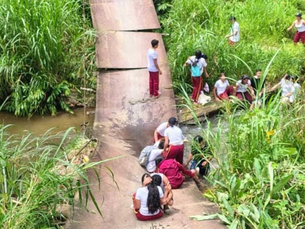 Colapsó un puente peatonal en el Tolima mientras lo cruzaban estudiantes