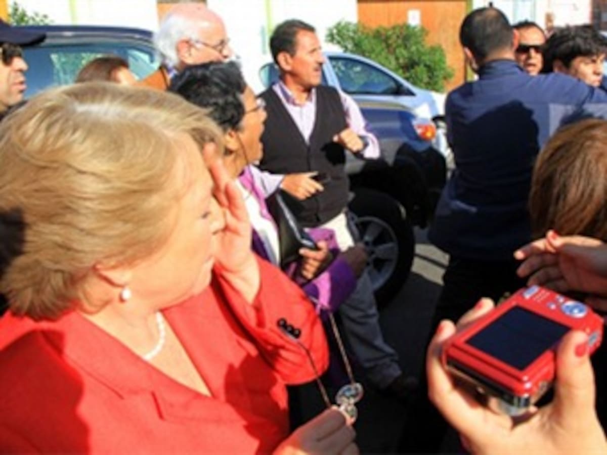 Bachelet afirma que no la atemorizarán tras recibir un escupitajo en la cara