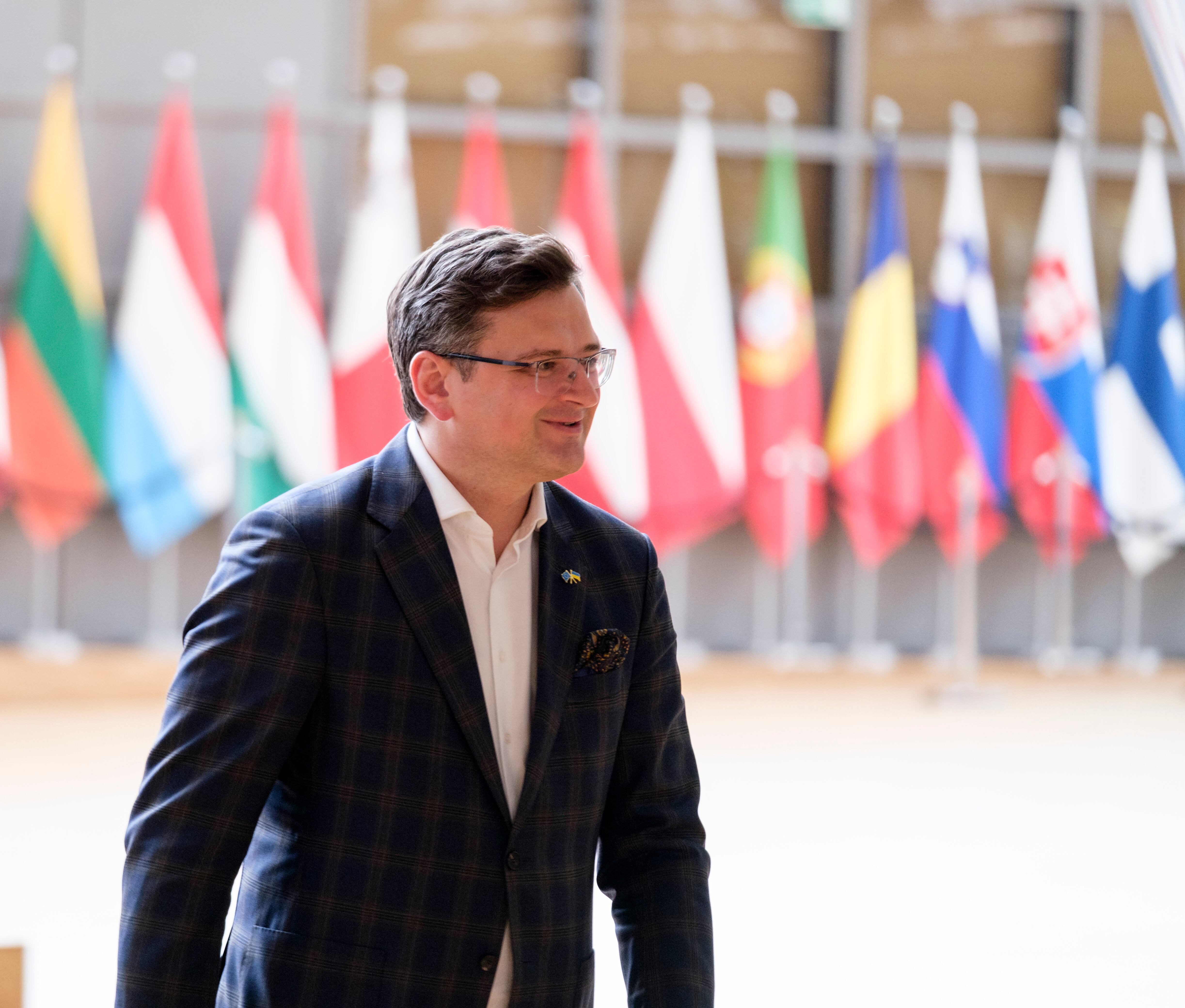 El Ministro de Relaciones Exteriores de Ucrania, Dmytro Ivanovych Kuleba, habla con los medios cuando llega a Europa, la sede del Consejo de la UE el 16 de mayo de 2022 en Bruselas, Bélgica. (Photo by Thierry Monasse/Getty Images)