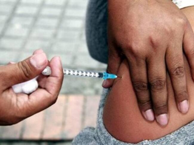 Viajeros a Brasil son vacunados gratis en Pereira