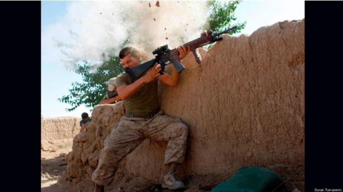 Otra imagen de la provincia de Helmand, en Afganistán, es esta que tomó Goran Tomasevic en 2008 del sargento William las Bee, de una unidad de infantes de marina. "Si un visitante va a una exposición de guerra y no termina exhausto tras recorrerla, entonces creo que no hicimos algo bien", concluye Michels.