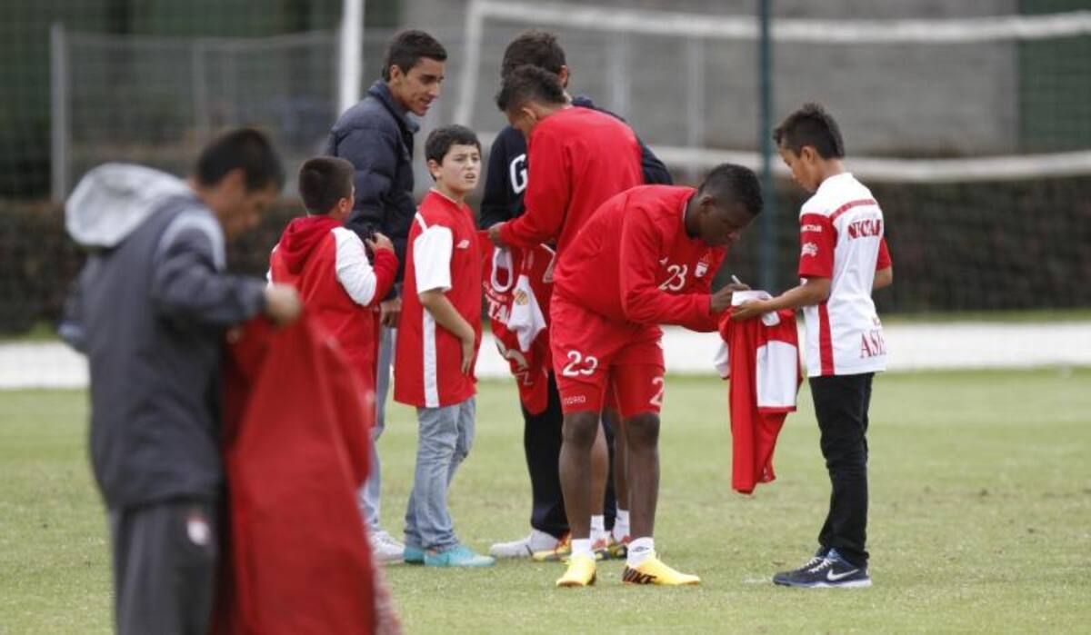 Cuero le firma la camiseta a un aficionado.