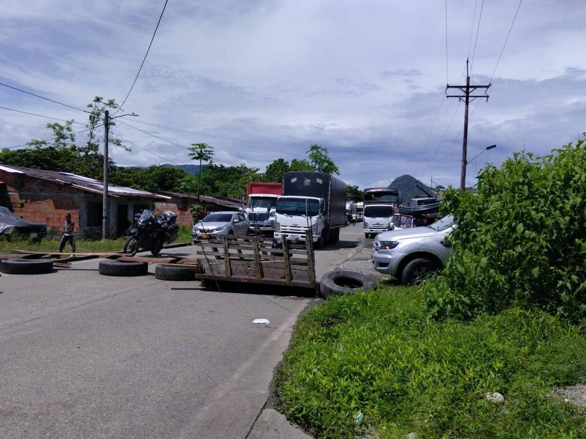 Consejo comunitario bloquea vía Pueblo Rico - Pereira; Alcaldía no atiende mejoras en viviendas