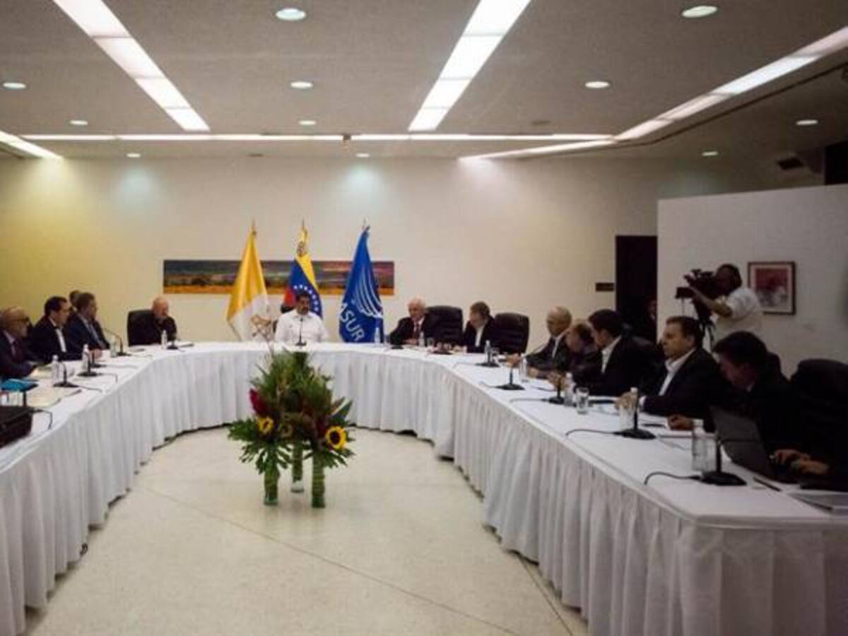Diálogo en Venezuela sería una táctica dilatoria de Maduro: Moisés Naím