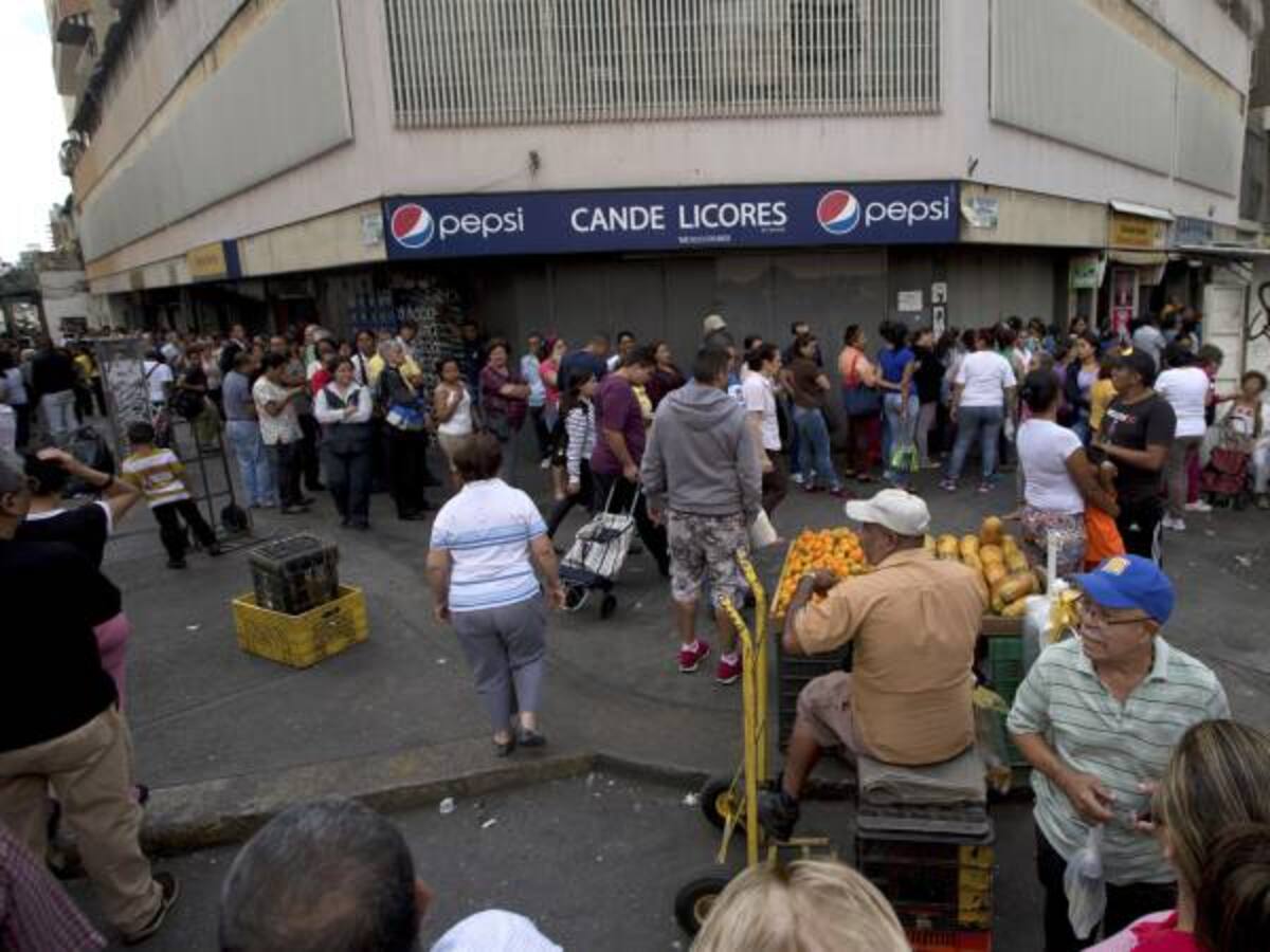 Un pastor en las filas de los supermercados en Venezuela
