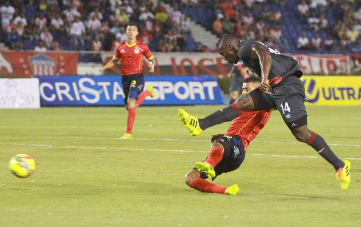 Edison Toloza y Vladimir Hernández revirtieron el marcador y dejaron saldo a favor de los tiburones 2-1. Uniautónoma se había ido adelante con gol de penal de Alan Navarro.