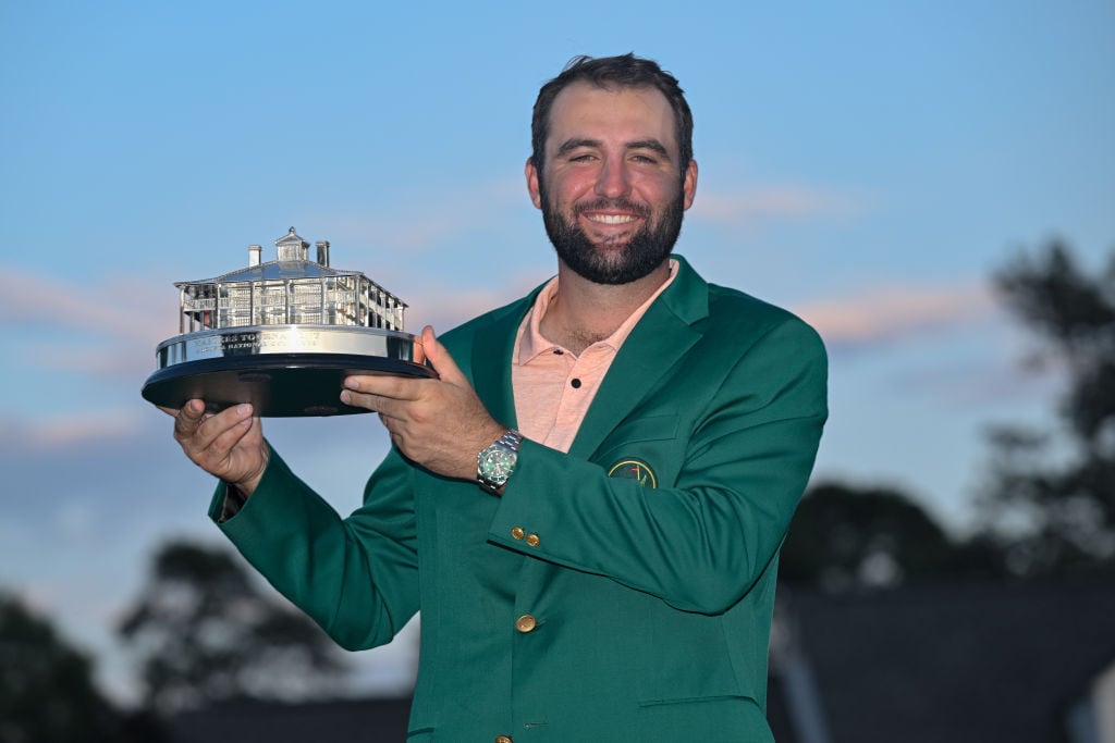 Scottie Scheffler y el trofeo Augusta. (Photo by Ben Jared/PGA TOUR via Getty Images)