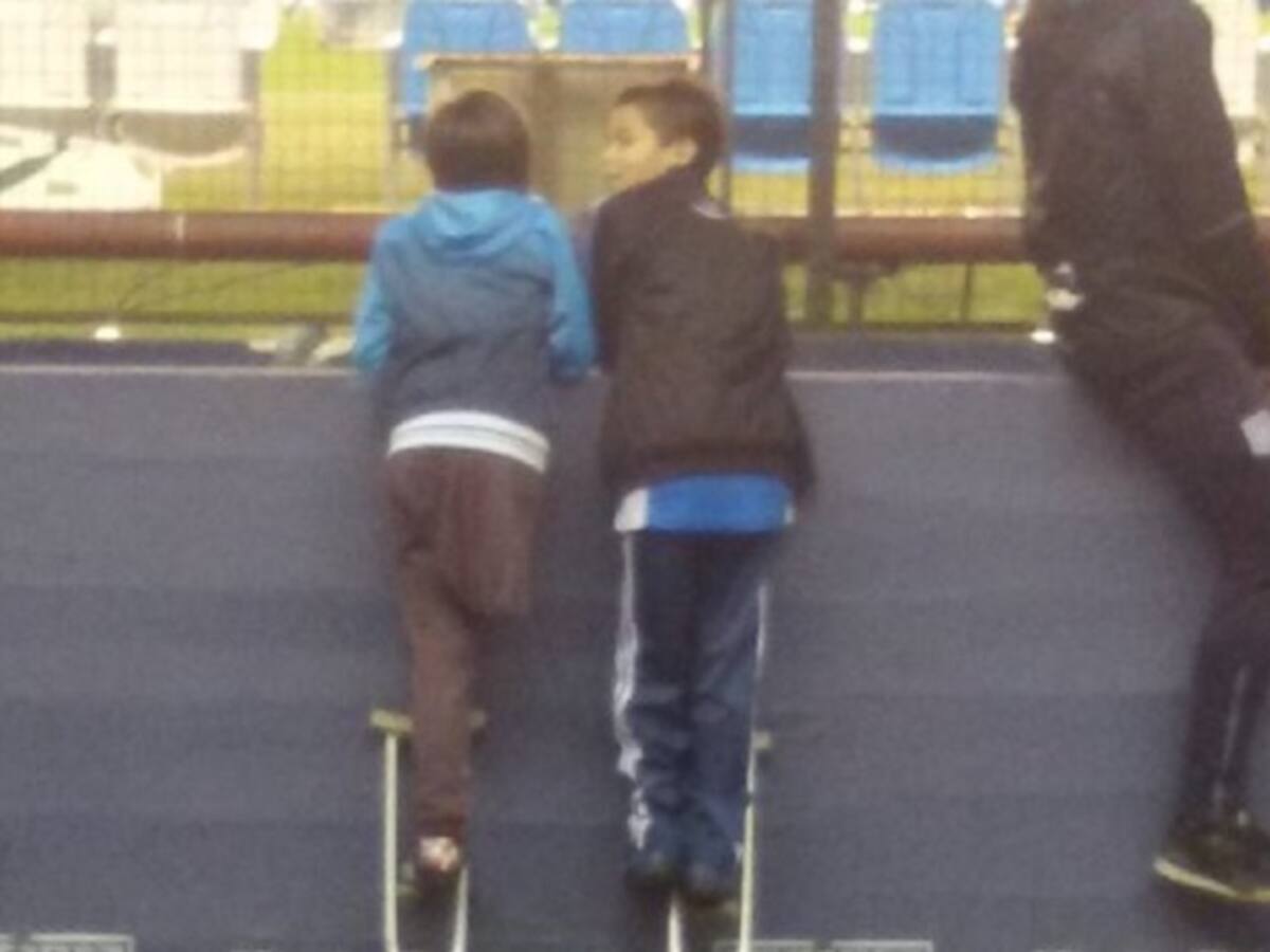 La historia de los niños que no se perdieron un partido gracias a unas muletas
