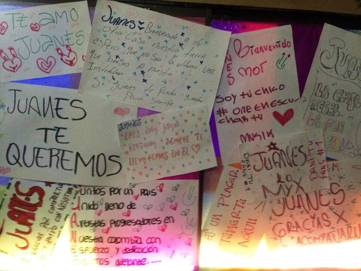 La tradicional elaboración de carteleras por una vez no estuvo dedicada a tareas del colegio, sino a mostrar cariño y admiración por el cantante.