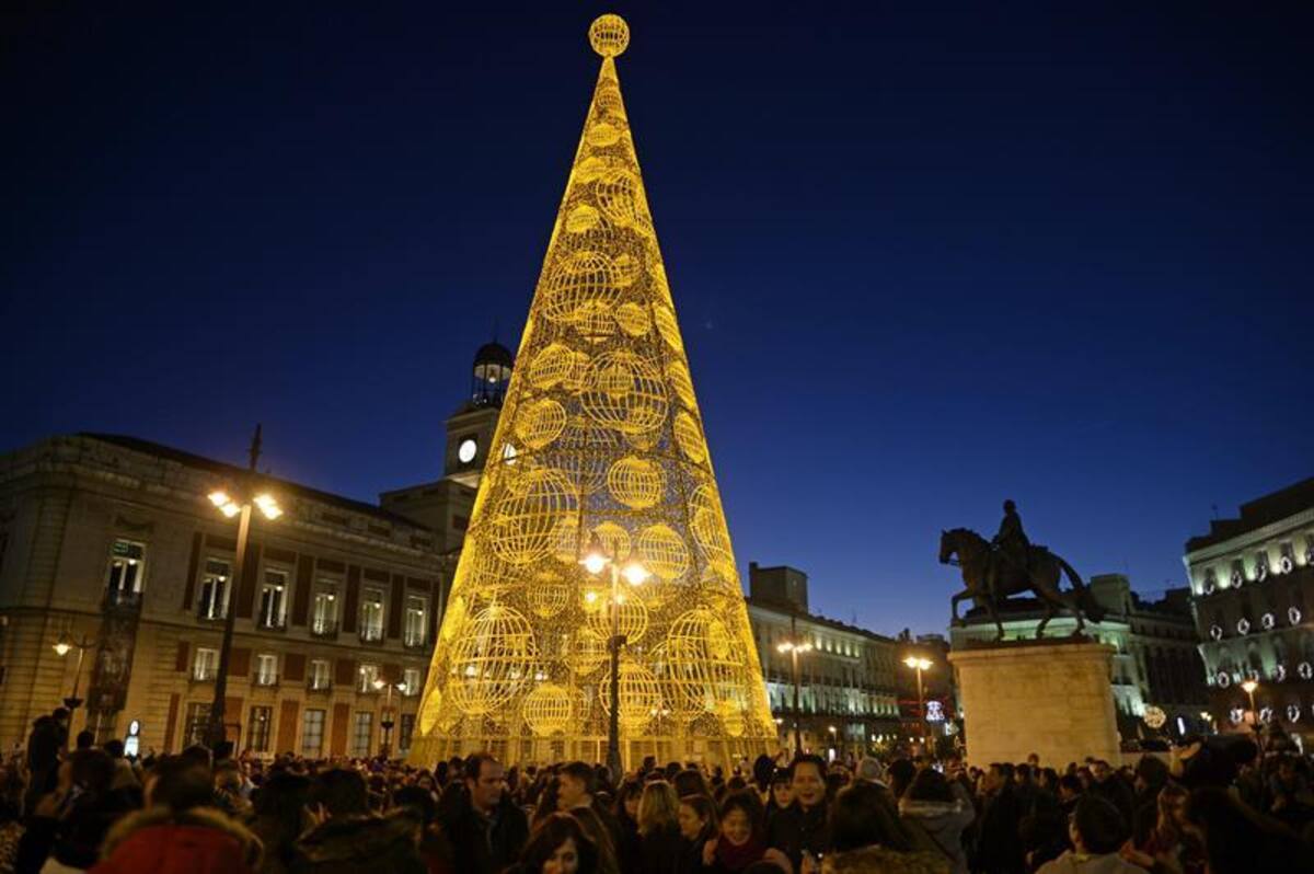 Árboles humanos, en los ríos y las ciudades más emblemáticas del mundo inundadas de luces y de la magia de la navidad. / Madrid, España