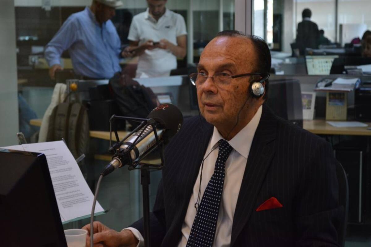 Tras dos décadas de estar inundando de humor a los colombianos, el admirado periodista se retira de La Luciérnaga, vea como desarrolla su último programa.