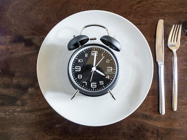 Reloj de mesa sobre un plato de la cocina, junto con sus tenedores (Getty Images)