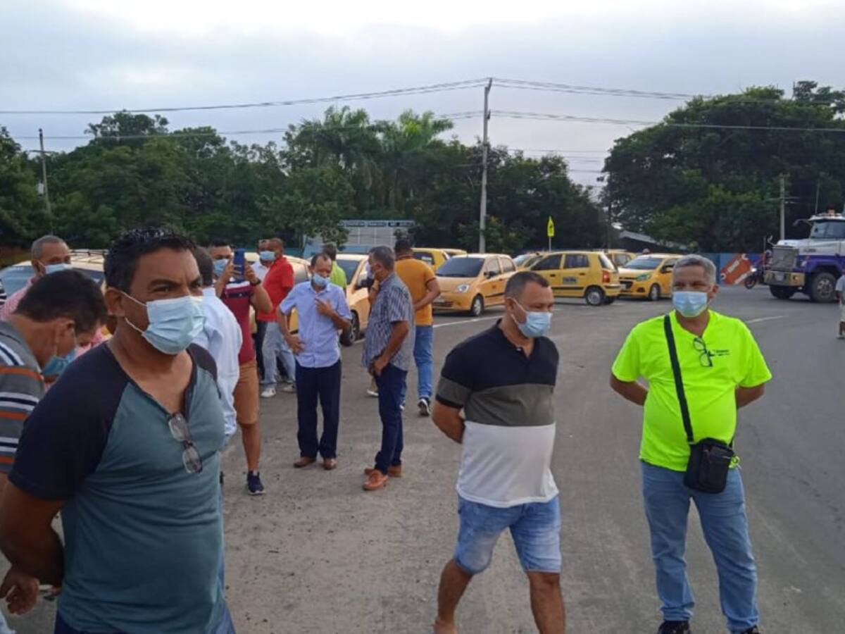 Bloquean vía Oriental en el Atlántico para pedir desmonte de peaje