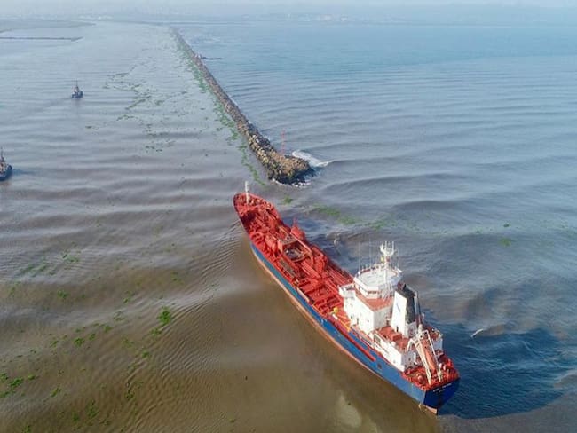 Puerto cerrado por encallamiento de buque en Bocas de Cenizas