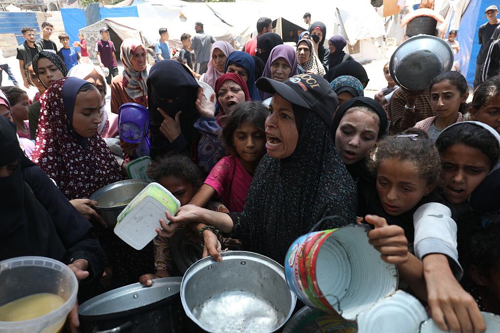 Entrega de comida en la Franja de Gaza. Foto: Getty Images.