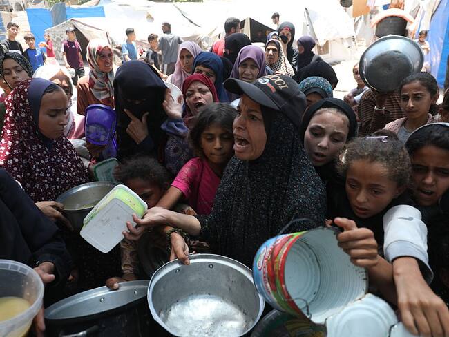 Entrega de comida en la Franja de Gaza. Foto: Getty Images.
