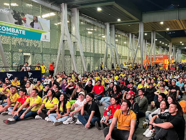 Aficionados viendo el partido de la Selección Colombia. Foto:Alcaldía