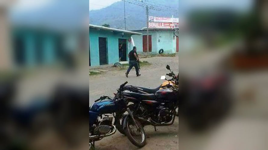 Una foto que circula en redes sociales de un hombre de civil con un fusil corresponde a un funcionario de la Sijín, que apoyaba la reacción de la Fuerza Pública. Foto: Cortesía Sucesos Cauca