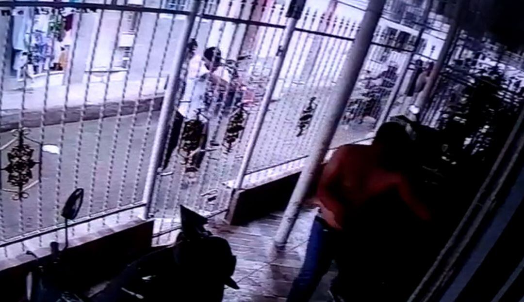 El sujeto le disparó desde la parte externa de la vivienda cuando el uniformado se encontraba de civil en la terraza de una casa