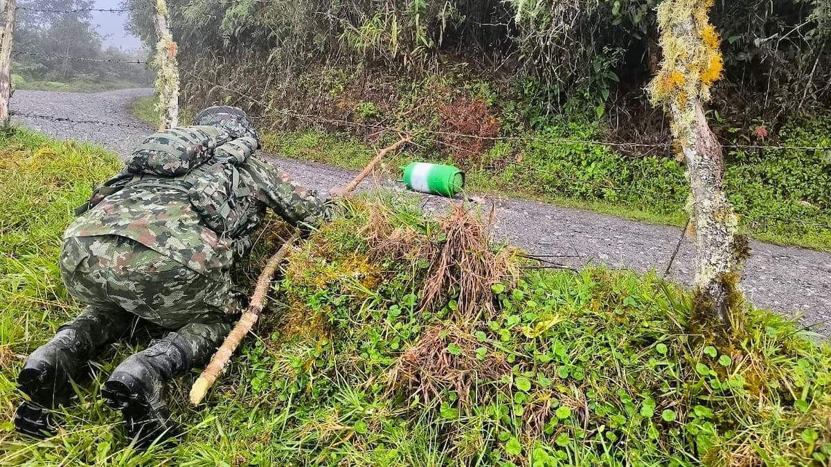 Fue retirado un cilindro en la ruta 15 entre Tello y Baraya, Huila: vía fue cerrada varios minutos