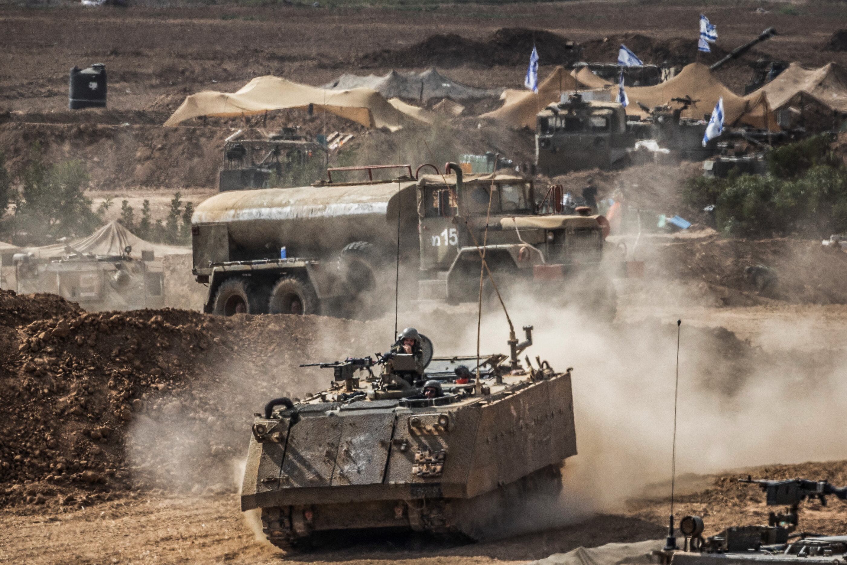 Vehículos militares israelíes circulan por la frontera entre Gaza. (Foto de Ilia Yefimovich/Picture Alliance vía Getty Images)